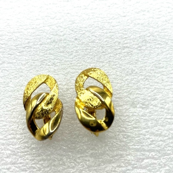 Napier Knot Gold Tone Screw Back Clip On Vintage Earrings Classic Chic Signed - Picture 1 of 7